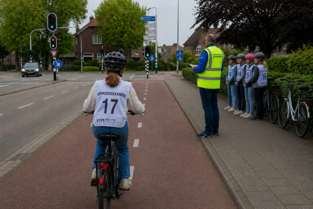 Een door AI gegenereerde foto waarop een deelnemer aan een verkeersexamen te zien is.
